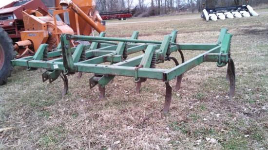JD 1600 Mounted Chisel Plow