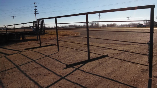 24' Free Standing Panel w/ 16ft Swinging Gate with Chains