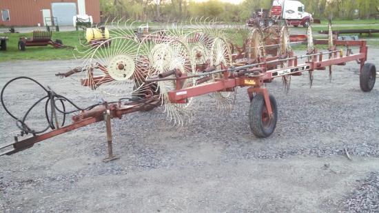 Gehl 520 12 Wheel "V" Rake