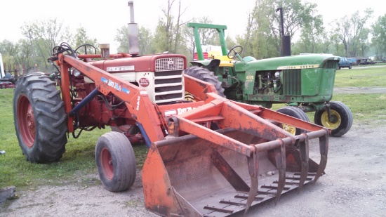IH 560 Diesel Tractor with Dual 345 Loader Grapple Bucket