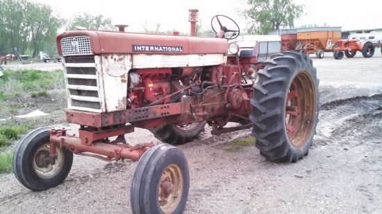 IH 560 Diesel Tractor