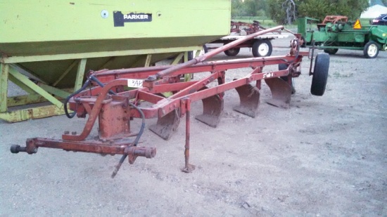 IH 550  5 Bottom Plow