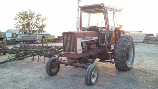 IH 706 Tractor
