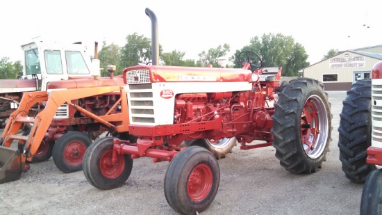 IH 560 Diesel Wide Front Tractor