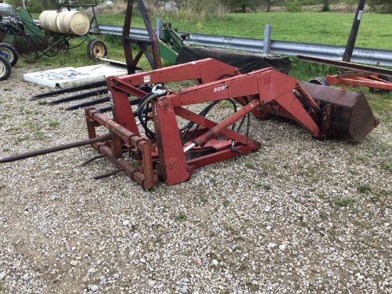 2250 INTERNATIONAL LOADER W/ BRACKETS AND SPEAR