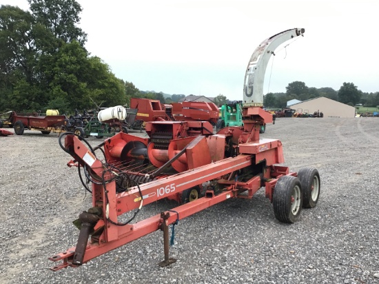 1065 GEHL CHOPPER W/ HAY AND CORN HEAD INCLUDED