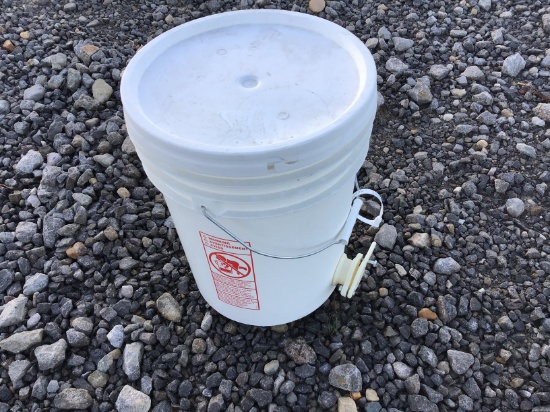 5 GALLON BUCKET W/ VALVE