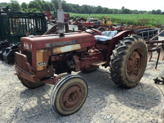424 IH TRACTOR