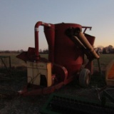 358 NEW HOLLAND FEED MIXER