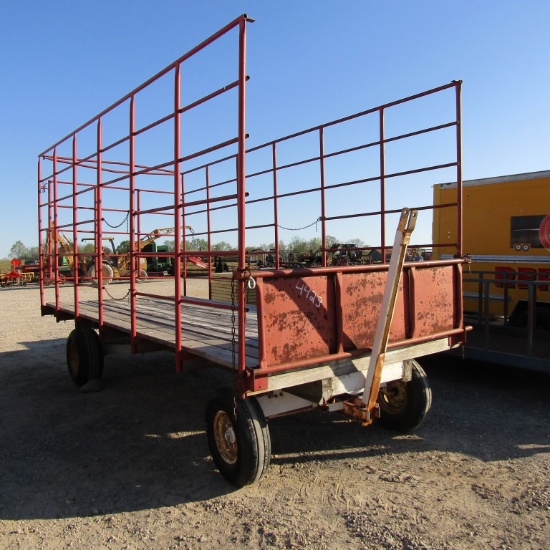 BALE KICKER WAGON ON JOHN DEERE GEAR