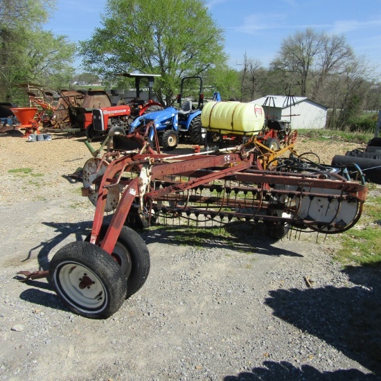 35 IH DOLLY HAY RAKE