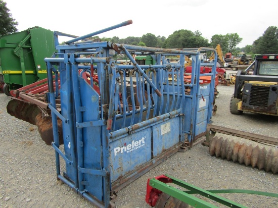 PRIEFERT SQUEEZE CHUTE W/ PAP CAGE