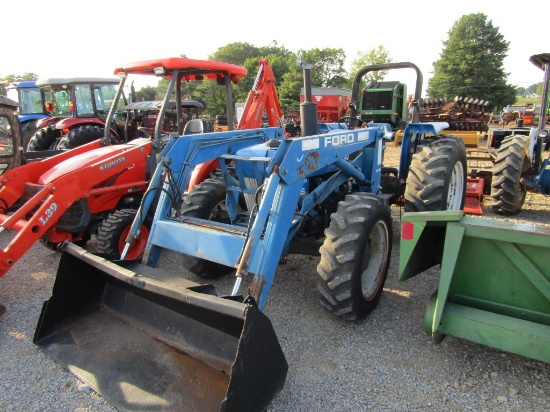5030 NEW HOLLAND TRACTOR W/ LOADER