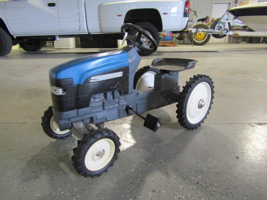 NEW HOLLAND PEDAL TRACTOR