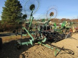 702 JOHN DEERE 10 WHEEL V-RAKE W/ KICKER