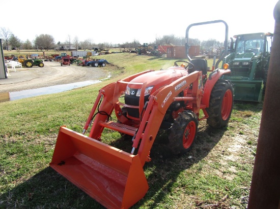 L3901 KUBOTA TRACTOR W/ LOADER