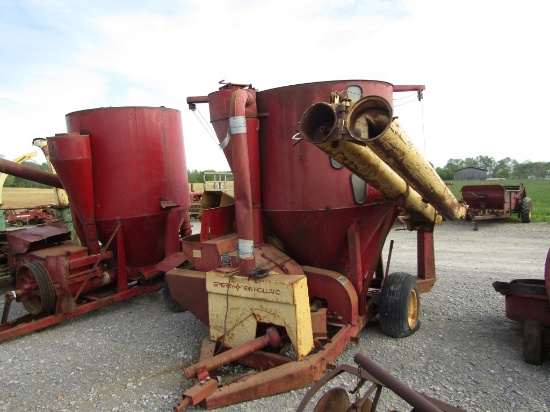 355 NEW HOLLAND FEED MIXER