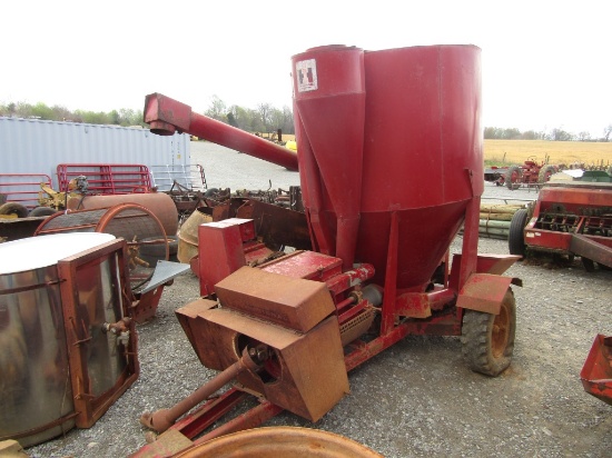 IH FEED MIXER - RUSTY