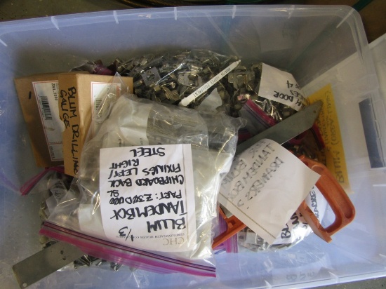TOTE OF HINGES