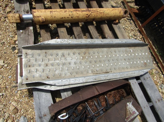 PAIR OF ALUMINUM RAMPS
