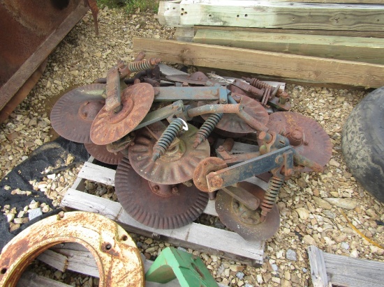 PALLET OF YETTER NO-TILL COULTERS
