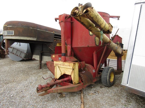 355 NEW HOLLAND FEED MIXER