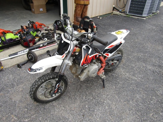 60 KAYO DIRT BIKE W/ TRAINING WHEELS