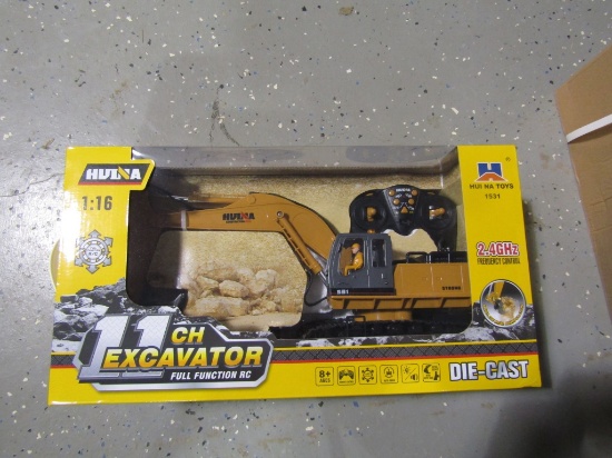 NEW HUINA 1/16TH REMOTE CONTROLLED EXCAVATOR W/ BLADE
