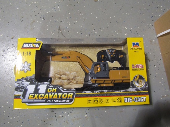 NEW HUINA 1/16TH REMOTE CONTROLLED EXCAVATOR W/ BLADE