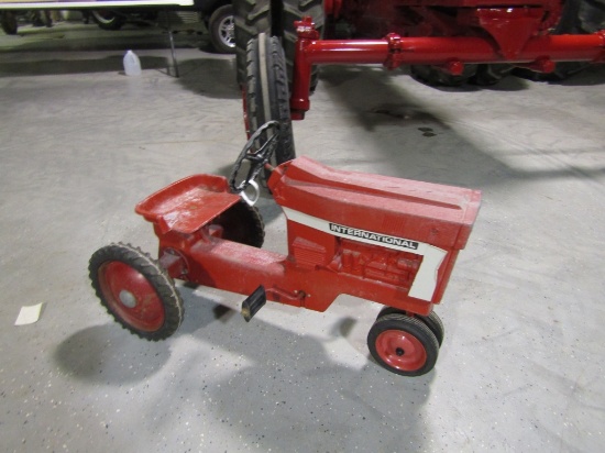 404 INTERNATIONAL PEDAL TRACTOR