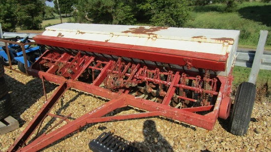 10FT IH GRAIN DRILL W/ SMALL SEED