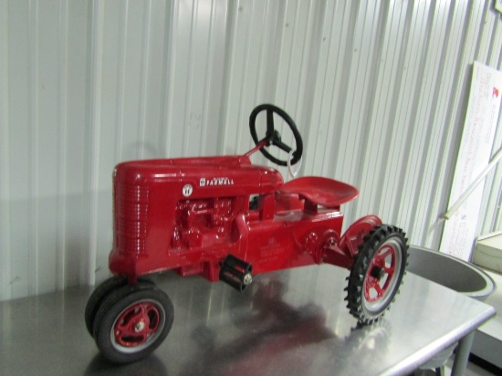 FARMALL SUPER H PEDAL TRACTOR