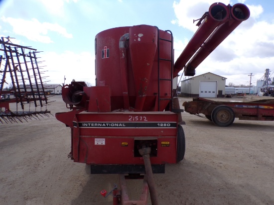 INTERNATIONAL 1250 FEED MILL
