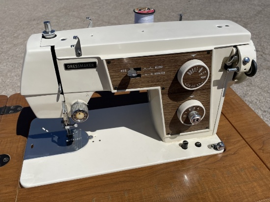 DressMaker Sewing Machine w/ Thigh Control