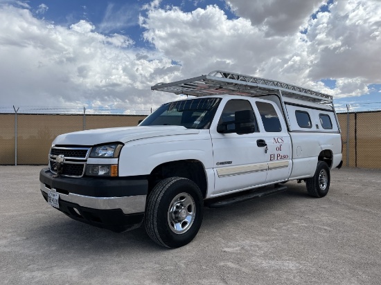 2007 Chevrolet Silverado 2500HD Truck w/Camper