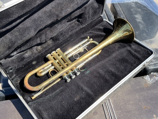 School Surplus- Aprx(13)pcs Music Trumpets
