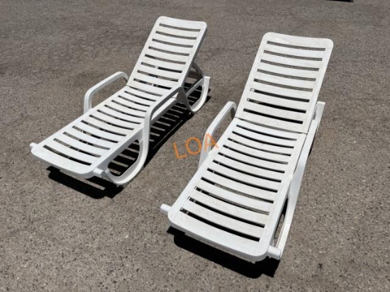 (2) Outdoor Patio Hard Plastic Lounge Chairs