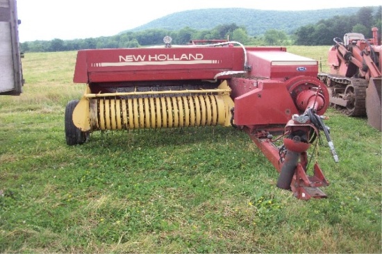 NH 326 Baler w/basket kicker & applicator