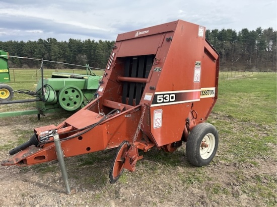 Hesston 530 Round Baler