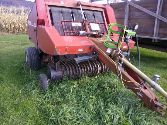 New Idea 4845 Round baler