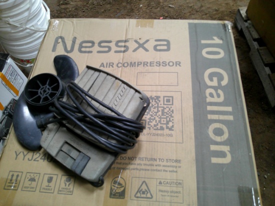 NEW 10 GALLON NESSXA AIR COMPRESSOR