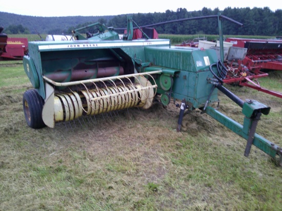 JOHN DEERE 336 SQUARE BALER