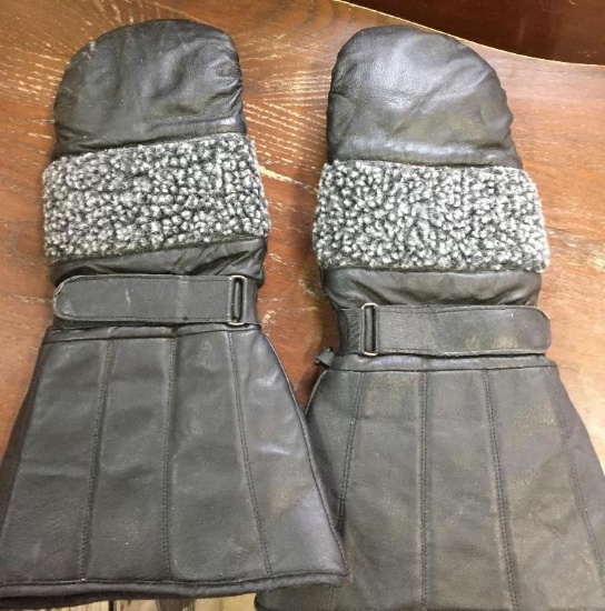 PAIR OF GLOVES