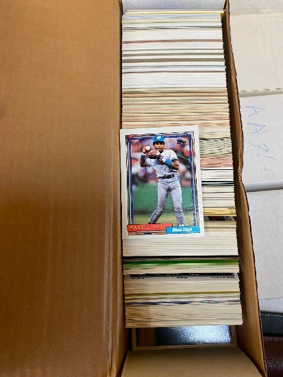 BOX OF ASSORTED BASEBALL CARDS