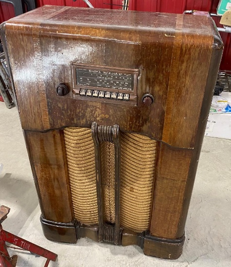 40 in x 25 in OLD RADIO --- UNSURE IF WORKS