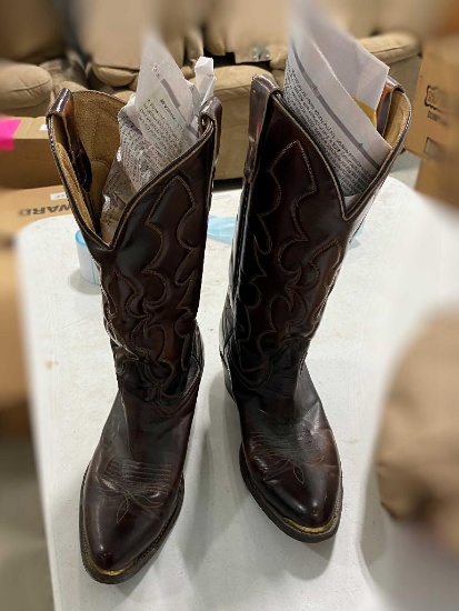 LOOK LIKE A WOMEN'S 9 TO 9-1/2 COWBOY BOOTS, NO SIZE INDICATED