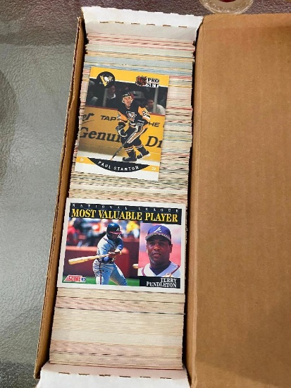 BOX OF ASSORTED SPORTS CARDS