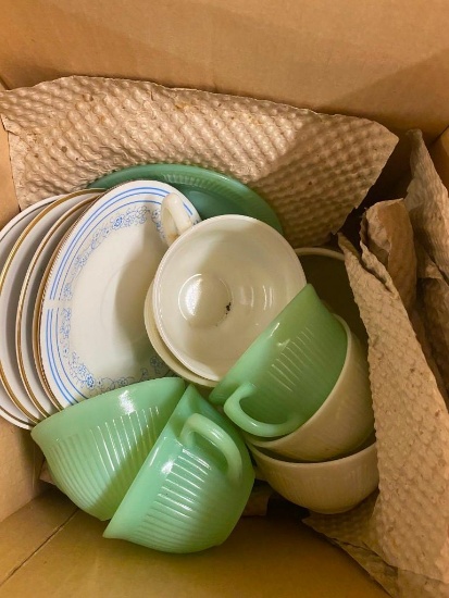 BOX OF GREEN AND WHITE MUGS AND SAUCER PLATES