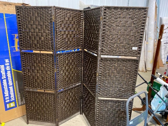LARGE PRIVACY SCREEN --- ALSO HAS 2 SHELVES WITH THE OPTION TO USE AS GARDEN SHELVING