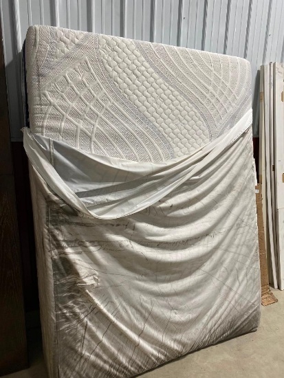 QUEEN SIZED MATTRESS SHIPPING COVER IS DIRTY BUT MATTRESS IS CLEAN